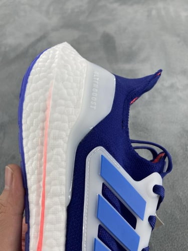 حذاء الترا بوست 22