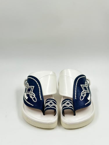 حذاء شرقي مطرز