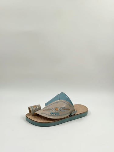 حذاء شرقي مطرز