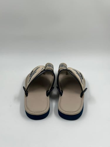 حذاء شرقي مطرز