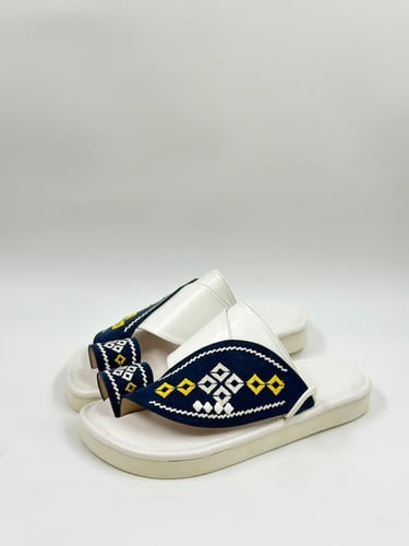 حذاء شرقي مطرز