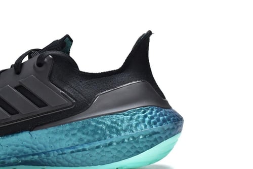 حذاء الترا بوست 22