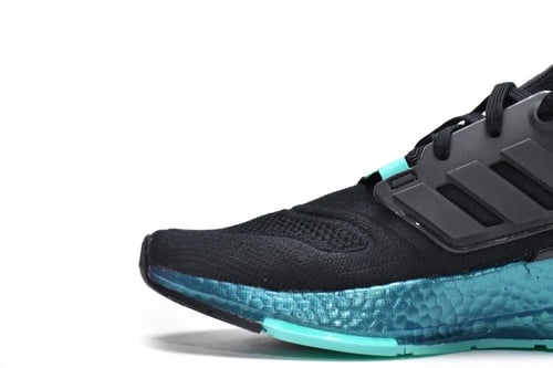 حذاء الترا بوست 22