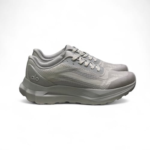 حذاء alo runner رمادي للجنسين