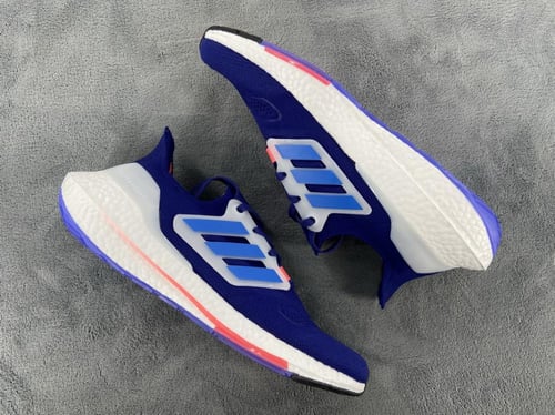 حذاء الترا بوست 22