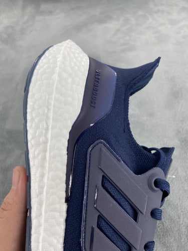 حذاء الترا بوست 22