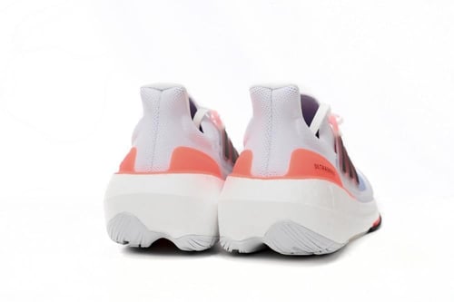 حذاء الترا بوست 23