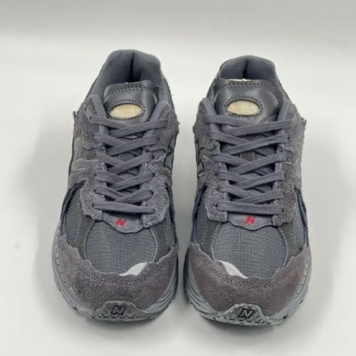 حذاء نيو بالانس 2002