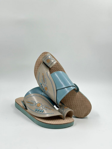 حذاء شرقي مطرز