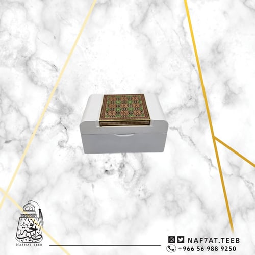 صندوق خشبي مزخرف بالفسيفساء الفاخرة ومبطن بالمخمل...
