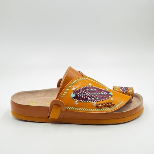 حذاء مطرز زري ذهبي مع خيوط قصب ربل طبي