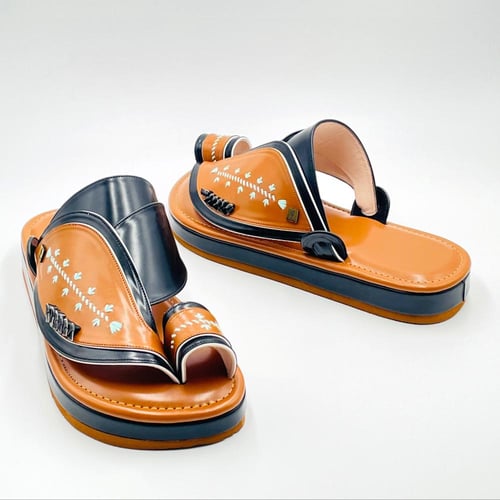 حذاء مطرز زري ذهبي