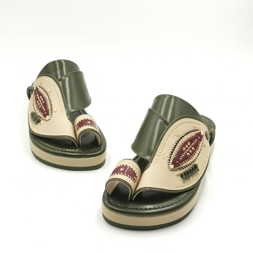 حذاء مطرز زري ذهبي