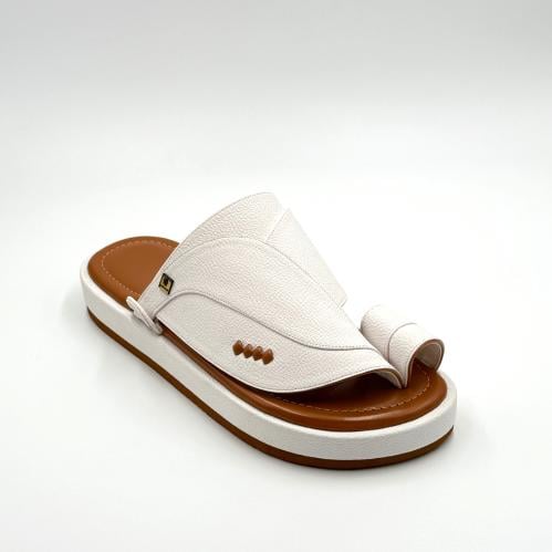 حذاء لون ابيض مع جملي ربل مبطن