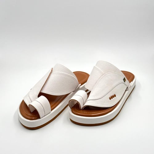 حذاء لون ابيض مع جملي ربل مبطن