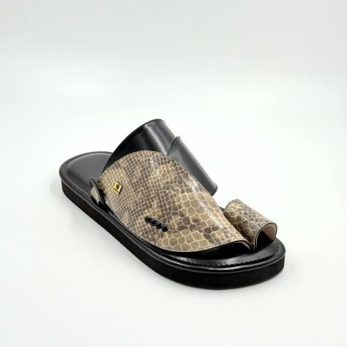 حذاء لون اسود جلد ثعبان مطبوع