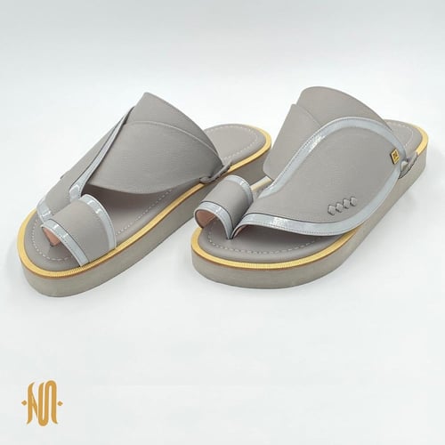 حذاء لون رصاصي سادة