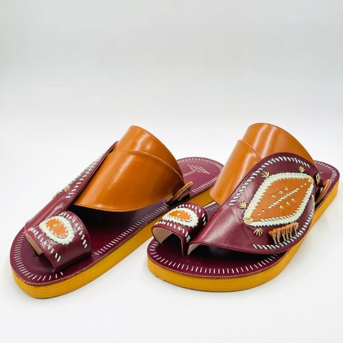 حذاء مطرز زري ذهبي مع صوف كتان