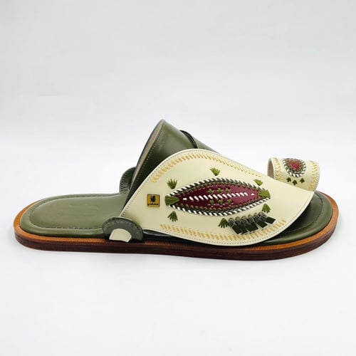 حذاء لون سكري مع أخضر مطرز صوف كتان