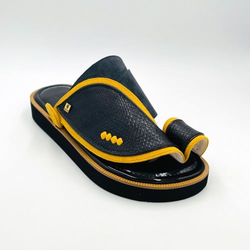 حذاء لون اسود لاين اصفر شامواه جلد ثعبان طبيعي