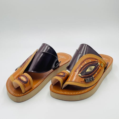 حذاء مطرز صوف كتان مع زري ذهبي