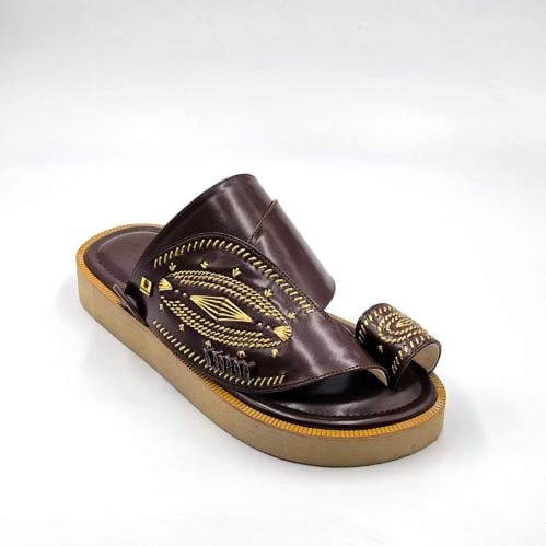 حذاء مطرز زري ذهبي