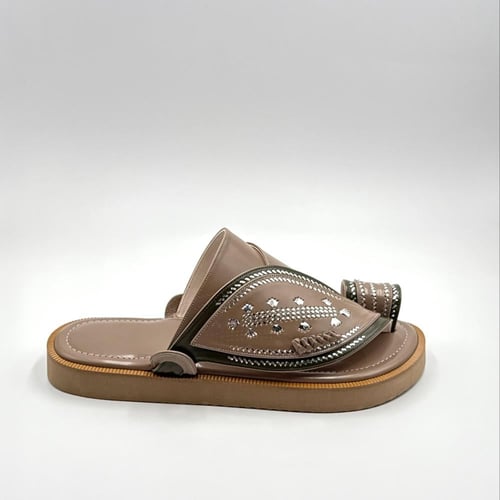 حذاء لون بيج مطرز زري فضي