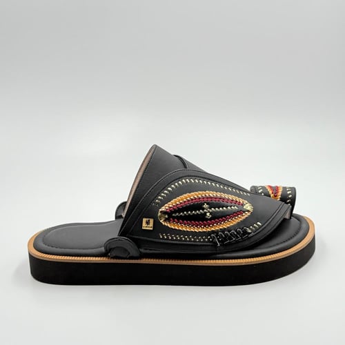 حذاء لون اسود مطفي مطرز زري ذهبي