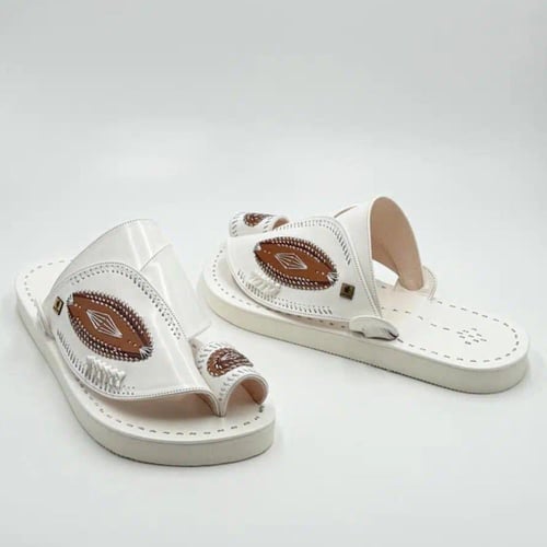 حذاء مطرز زري فضي