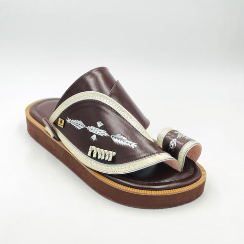 حذاء لون بني مطرز زري فضي