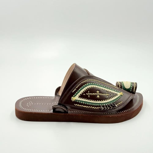 حذاء مطرز زري ذهبي