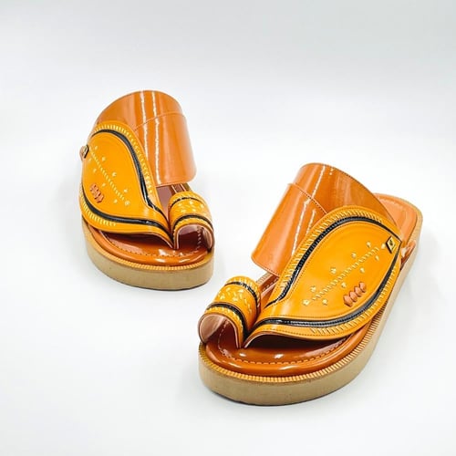 حذاء مطرز زري ذهبي