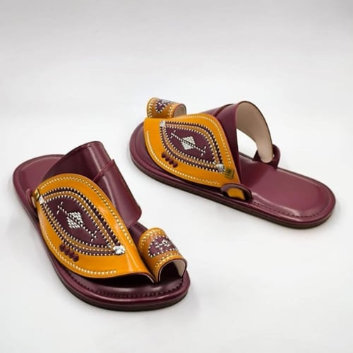 حذاء مطرز زري فضي