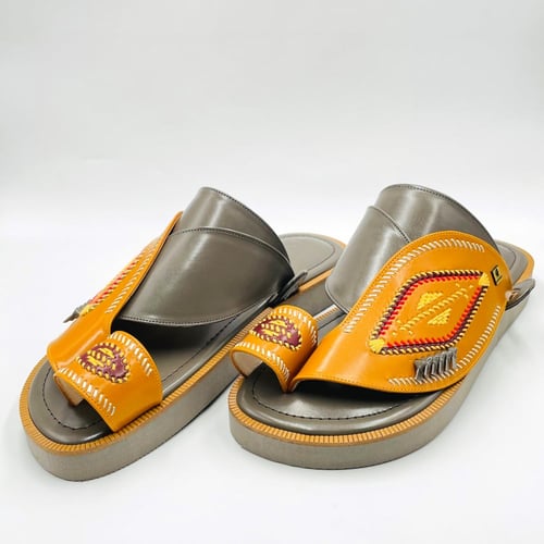 حذاء لون اصفر مع رصاصي مطرز صوف كتان