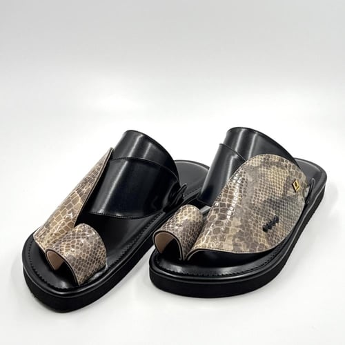 حذاء لون اسود جلد ثعبان مطبوع