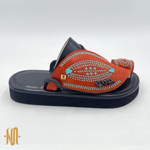 حذاء لون جملي مع اسود مطرز