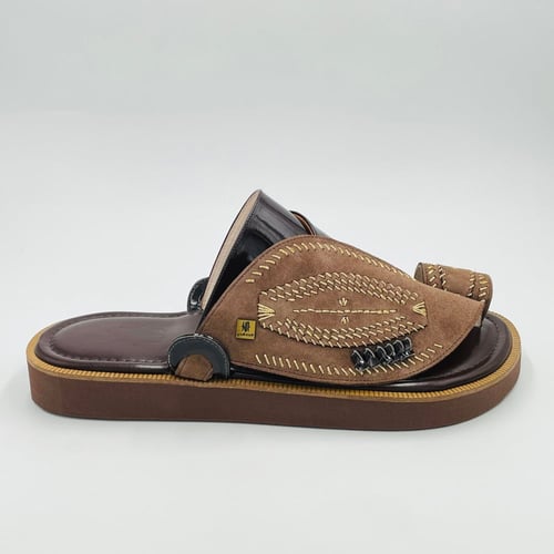 حذاء شامواه مطرز زري ذهبي