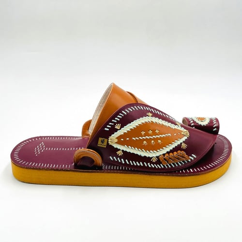 حذاء مطرز زري ذهبي مع صوف كتان