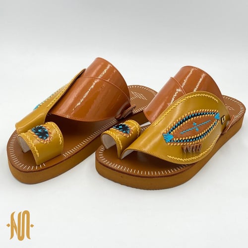 حذاء لون اصفر مع جملي مطرز صوف