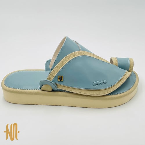 حذاء لون سماوي لاين بيج