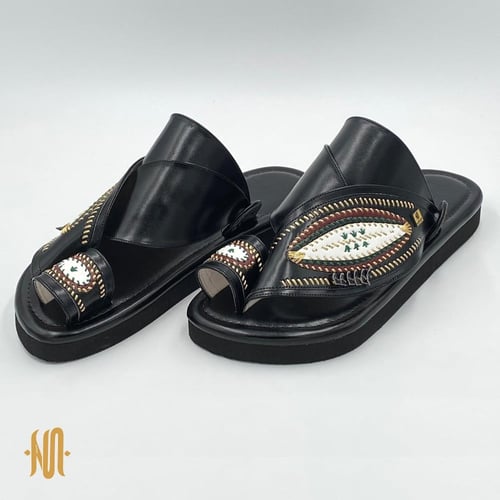 حذاء لون اسود مطرز زري ذهبي