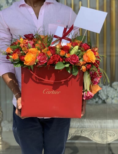 تنسيق مجموعه هدايا على كيس كارتييه