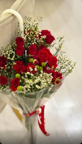 ورد طبيعي بمضلة المطر شفافه