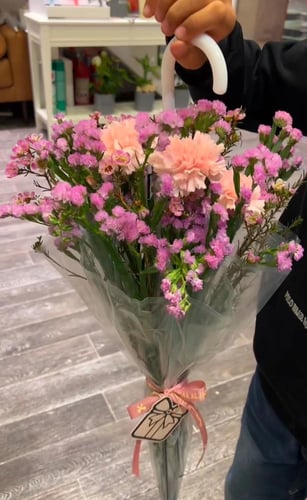 ورد طبيعي بمضلة المطر شفافه