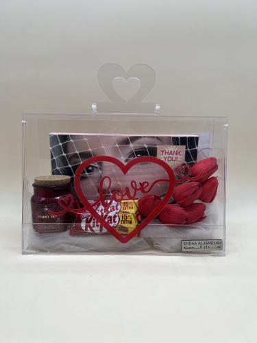 هديه الفلنتاين شوكلت و مكياج مع شمعة اروما مع زهور...