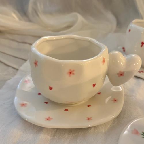 كوب مع صحن قلب مع ورده