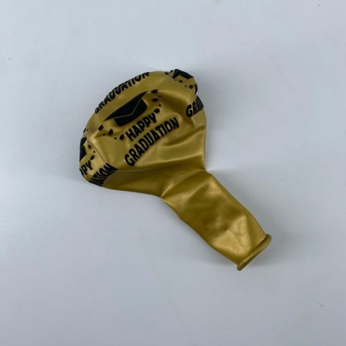 بلون تخرج ذهبي مع نفخ