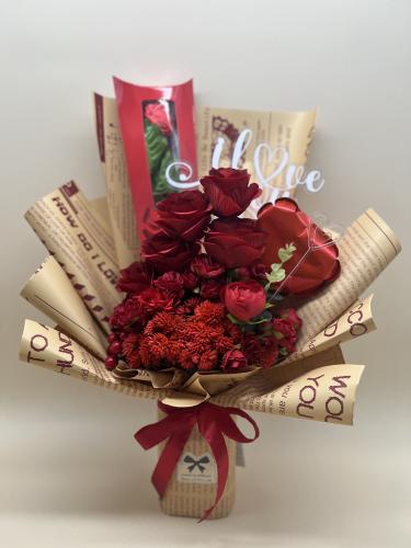 هديه الفلنتاين شوكلت مع زهور صناعيه