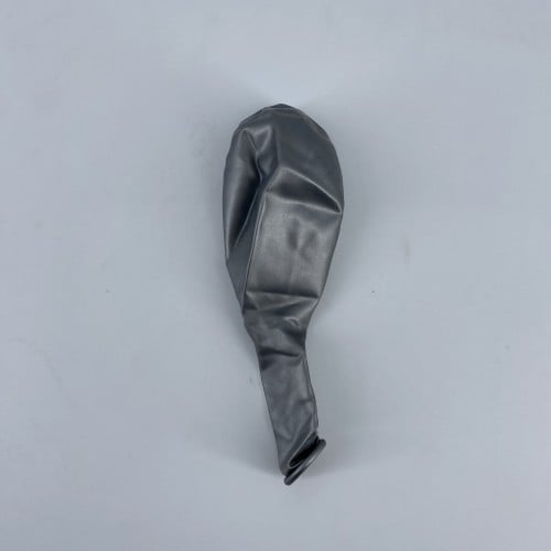 بلون رمادي غامق مع نفخ