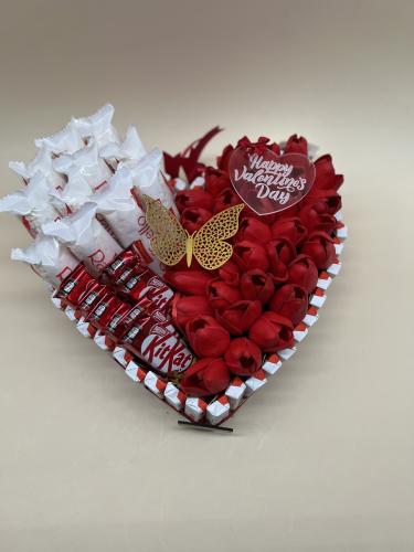 هديه الفلنتاين شوكلت و زهور صناعيه